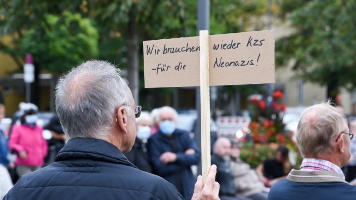 Debatte um Gebetsrufe: Ein älterer Herr hat sich ein Schild gebastelt. Darauf die emotional getriebene Aussage: "Wir brauchen wieder KZs - für die Neonazis".