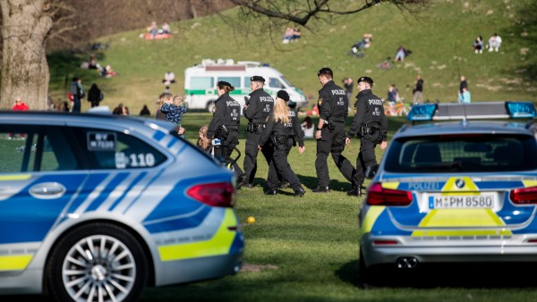 Corona in München: Polizisten patrouillieren 2020 durch den Englischen Garten