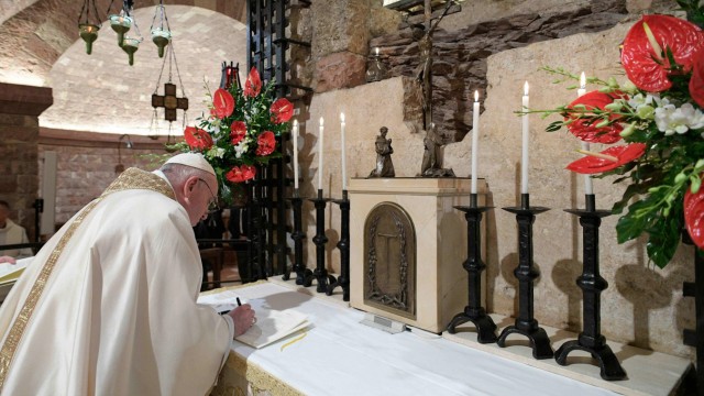 Vatikan: Von Geschwisterlichkeit und der sozialen Freundschaft handelt die dritte Enzyklika, zu deren Unterzeichnung Papst Franziskus nach Assisi reiste, ans Grab seines Namensgebers.