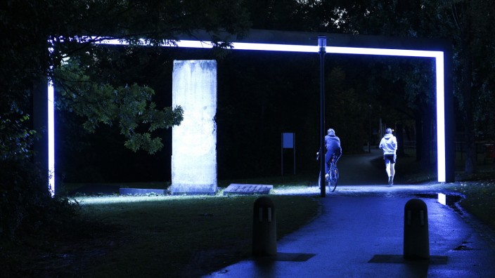 Symbol für die Demokratie: Die von Berkan Karpat und Rainer Ludwig entworfene Stahl-Licht-Skulptur erzeugt für Passanten die Illusion einer durchlässigen Mauer.