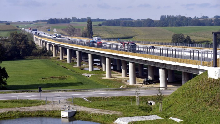 Autobahn A94: Beton und Asphalt so weit das Auge reicht. Die Autobahn A 94 überquert bei Lengdorf mit einer riesigen Brücke das Isental.