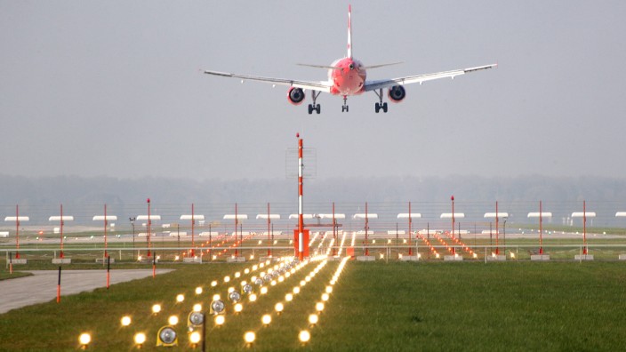 Flughafen: Bereits einen Tag nach Eröffnung des Airports im Mai 1992 setzte es Kritik an der Höhe und der Route von landenden und startenden Flugzeugen.