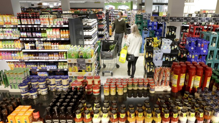 Die ganze Welt in Freising: Nerdin Alkan betreibt seit einem Jahr an der Freisinger Angerbadergasse einen Supermarkt, in dem es auch Balkanprodukte gibt.