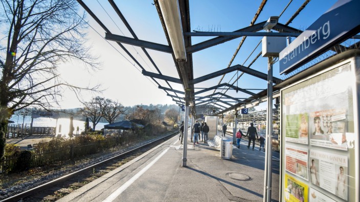 Bahnhof Starnberg: Das Bahnsteigdach ist vor neun Jahren entfernt worden, weil die denkmalgeschützten Pfeiler im Winter der Schneelast nicht standhalten könnten.