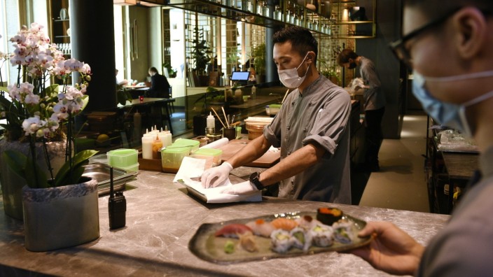 Anoki an der Oper: In der halb offenen Küche wird Sushi in Form von Nigiri, Maki und Sashimi zubereitet, auf die ist man im Anoki zurecht stolz.