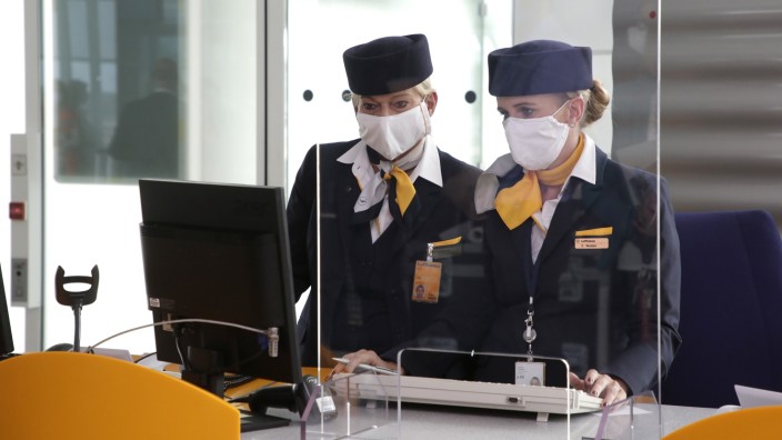 Prozess in Erding: Das Boarding-Personal kontrolliert nicht nur, dass nur Passagiere mit gültiger Bordkarte ins Flugzeug kommen, sondern schätzt auch ab, ob von einem Fluggast eine potenzielle Gefahr ausgeht.