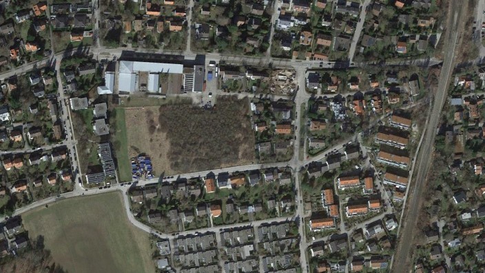 AOA-Gelände in Gauting: Im Norden des Grundstücks an der Ammerseestraße stehen noch ehemalige Firmengebäude, im Süden wuchert auf großen Teilen das Gebüsch.
