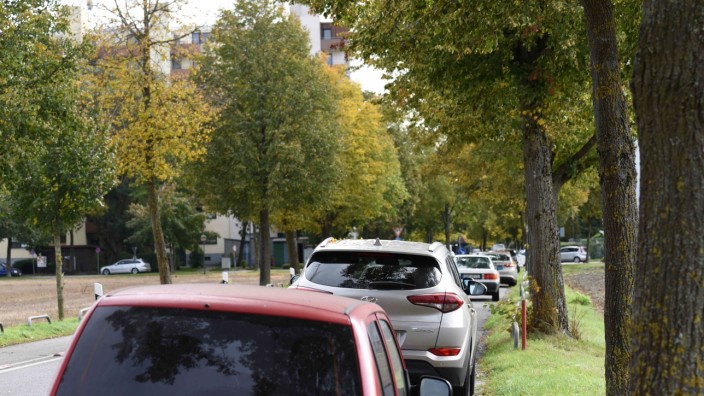 Mehr Kontrollen in Karlsfeld: Diese Autos in der Münchner Straße wurden korrekt geparkt - aber die Gemeinde Karlsfeld tut sich schwer mit den vielen Falschparkern.