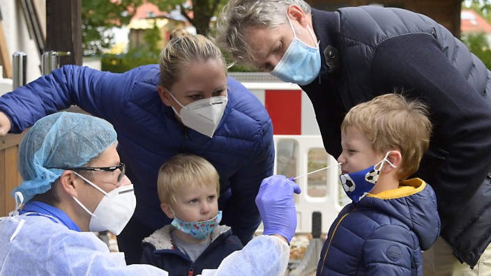 Coronavirus: Alle Augen auf die Nase: Florian Gundel (links) entnimmt einen Abstrich und die ganze Familie schaut zu.