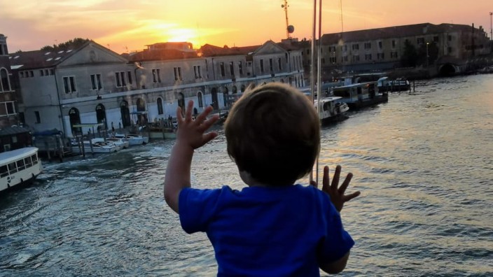 Binationale Beziehungen: Zweimal im Monat fährt Sami, 2, nach Italien, um seinen Papa dort zu besuchen.