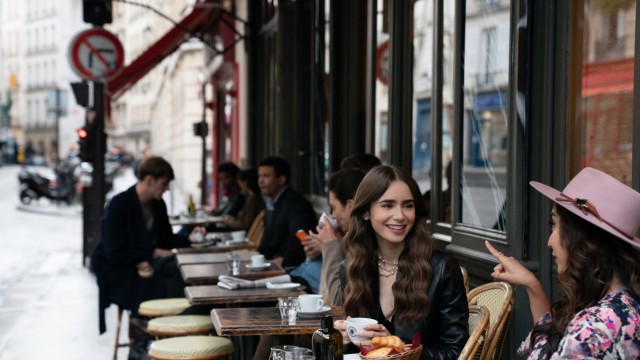 Netflix-Serie "Emily in Paris": Oh wie herrlich, ein Bistrot! Emily (Lily Collins) ist begeistert von Paris - aber Paris nicht von ihr.