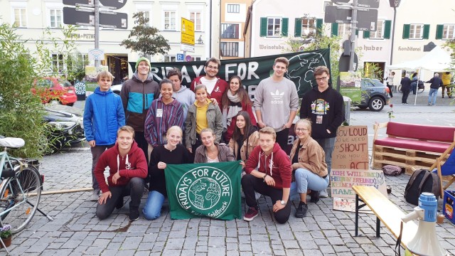 Engagement: Stadtjugendrat und Fridays for Future bei einer gemeinsamen Aktion beim Parking Day in Fürstenfeldbruck. Alina Reize ist hinter der grünen Flagge rechts zu sehen.