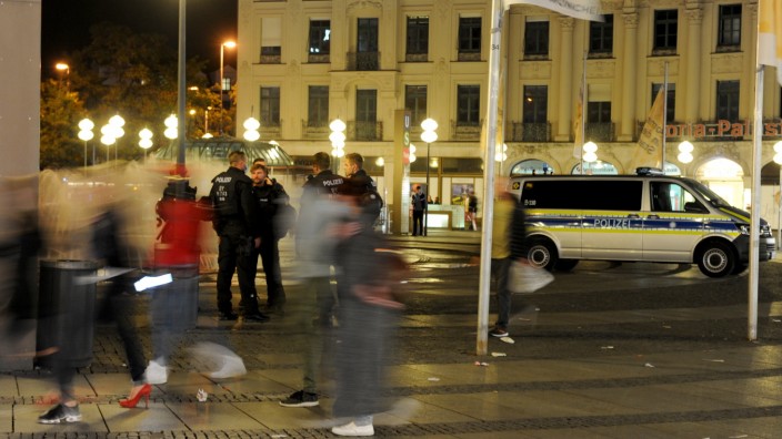 Altstadt: Polizisten bewachen am späten Freitagabend den Stachus - der Platz war zuvor geräumt worden.