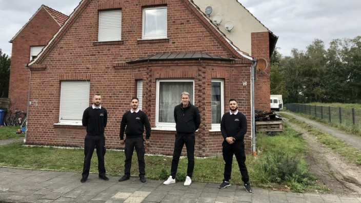 Sicherheitsdienste und Corona: Heiko Reitner (Zweiter von rechts) und sein Team sorgen seit gut einer Woche dafür, dass kein Infizierter die beiden Häuser in Emsdetten verlässt.