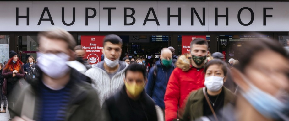 Am Düsseldorfer Hauptbahnhof fordern Schilder der Deutschen Bahn Reisende dazu auf: Bitte Mund und Nase bedecken . Auch