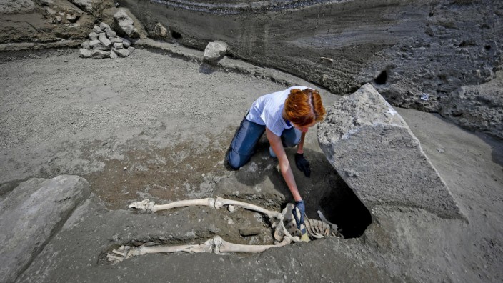 Souvenirs aus dem Urlaub: Lieber nicht mitnehmen: Artefakte aus Pompeji (hier eine Archäologin beim Ausgraben eines Skeletts) könnten verflucht sein.