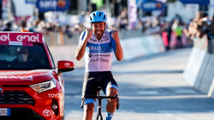 Radsport-Team Israel Start-up Nation: Erster Erfolg des Teams bei einer großen Landesrundfahrt: der Engländer Alex Dowsett jubelt über seinen Giro-Etappensieg.