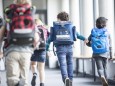 Schule: Kinder rennen durch einen Schulflur