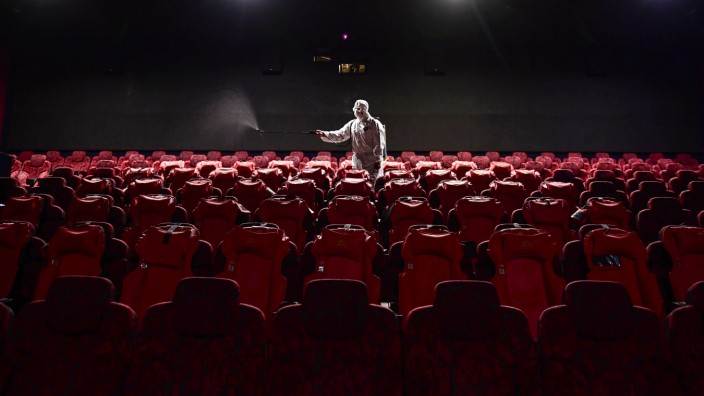 Kultur und Pandemie: Ein chinesisches Kino wird desinfiziert, kurz vor der Wiedereröffnung im März. Seitdem schreibt der chinesische Kinomarkt starke Besucherzahlen - im Rest der Welt sieht es anders aus.