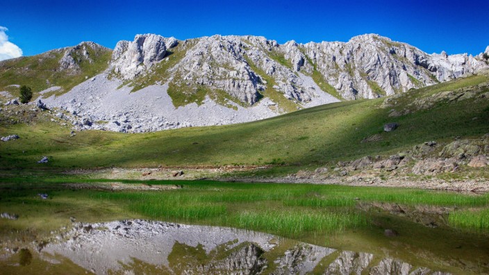 Nationalpark in Albanien: Bei schönem Wetter lässt es sich in den Bergen des Shebenik und der Jabllanicë (auch Jablanica) hervorragend wandern. Es gibt sogar markierte Wege.