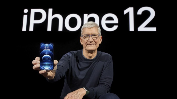 Elektromagnetische Strahlung: Apple-Chef Tim Cook präsentiert ein iPhone 12 im Oktober 2020.