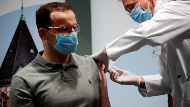 Gesundheitsminister Jens Spahn bekommt Grippeimpfung