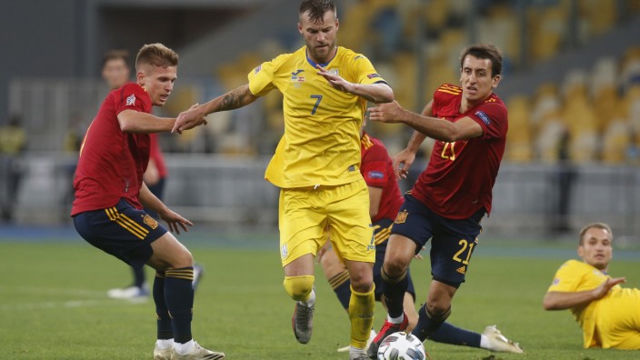0:1 in der Ukraine: Andriy Yarmolenko will an Dani Olmo (l.) und Jose Campana vorbei.