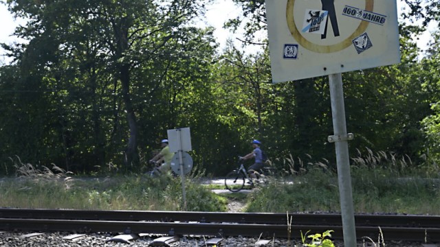 Weiterführende Schulen: Die gefährliche Situation an der S-Bahnlinie treibt nach einem tödlichen Unfall viele Hohenbrunner um.