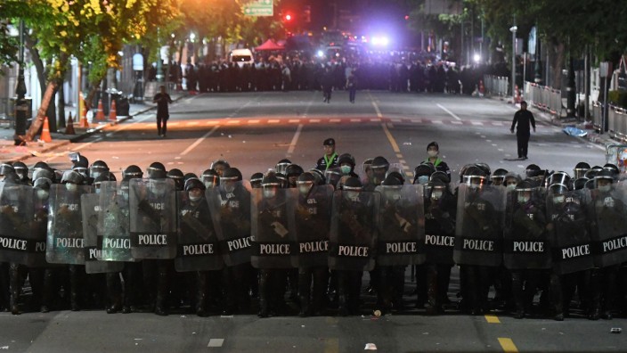Proteste in Bangkok: Eine Polizeikette in Thailands Hauptstadt Bangkok