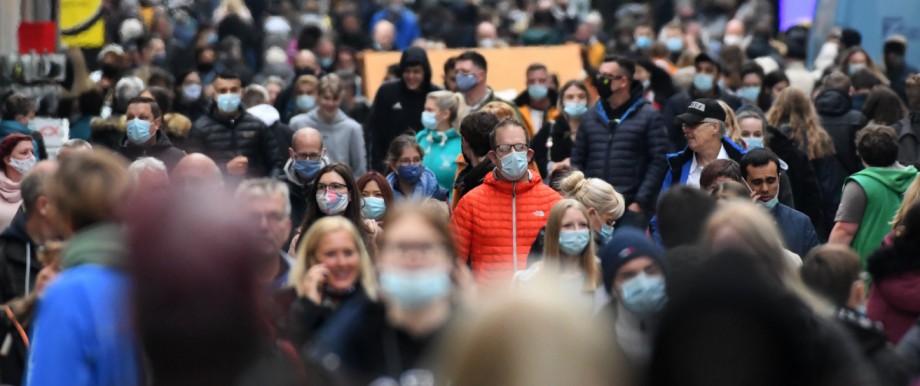 Coronavirus in Deutschland: Menschen mit Atemschutzmasken in Dortmund