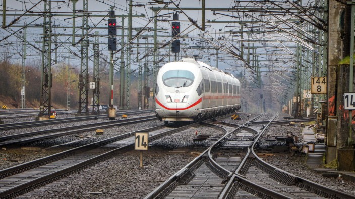 DEU, Deutschland, Hessen, Kassel, 10.03.2020: Bahnhof Kassel-Wilhelmshöhe, Intercity Express Zug der Deutschen Bahn ***
