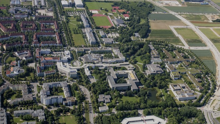50 Jahre Universität Augsburg: Selbst aus der Vogelperspektive sind die verschiedenen Gebäudetypen des Campus gut zu erkennen.
