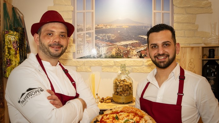 Lokalrunde: Francesco Sardegna (links) und Francesco Valletta vom Partenopeo haben auch eine besondere Pizza.