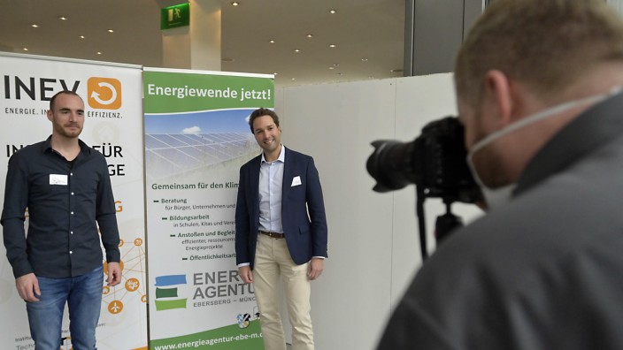 Energieeffizienznetzwerk: Erinnerungsfoto: Haars Bürgermeister Andreas Bukowski (rechts) posiert mit dem örtlichen Klimaschutzmanager Lukas Röder vor Schautafeln.
