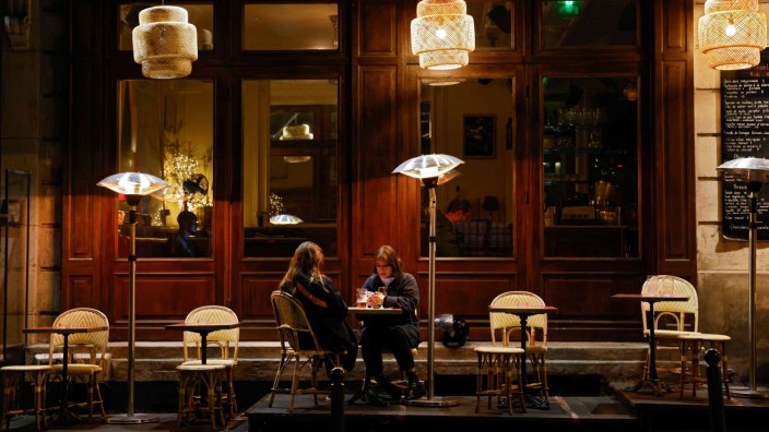 Paris in der Pandemie: In Paris sind nur noch Bars geöffnet, die es geschafft haben, sich mit einer Käseplatte auf der Karte als Restaurant zu verkleiden.
