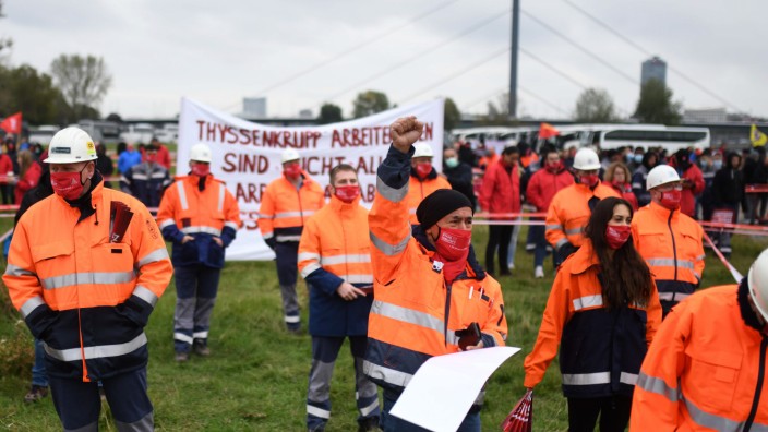 Übernahmeangebot: Sie kamen mit 127 Bussen: Knapp 3000 Stahlarbeiter von Thyssenkrupp in orangen Jacken demonstrieren in Düsseldorf.