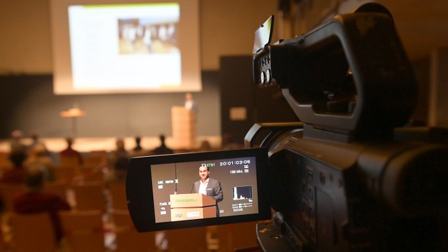 Bürgerversammlung: Live ist live: Auch wer zuhause sitzt, kann eine Bürgerversammlung unmittelbar miterleben. In Neubiberg wurde gefilmt und gestreamt.
