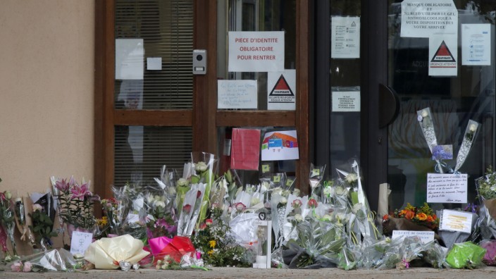 Mord an Lehrer nahe Paris: Trauernde haben vor dem Eingang der Schule in Conflans-Sainte-Honorine Blumen für den getöteten Lehrer niedergelegt.