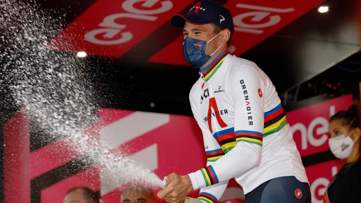 Giro d'Italia: Schampusdusche mit Maske: Weltmeister Filippo Ganna nach dem Sieg beim zweiten Einzelzeitfahren.