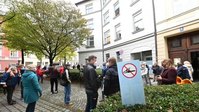 Schwabing: Die Demonstranten protestieren gegen den "Nahverdichtungswahn".