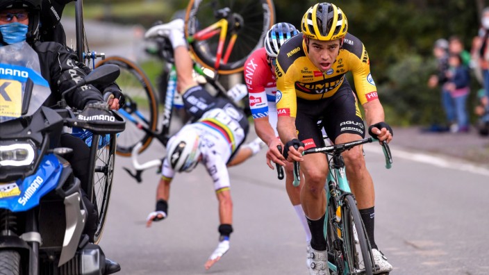 Radsport: Julian Alaphilippe geht hinter Wout Van Aert zu Boden.