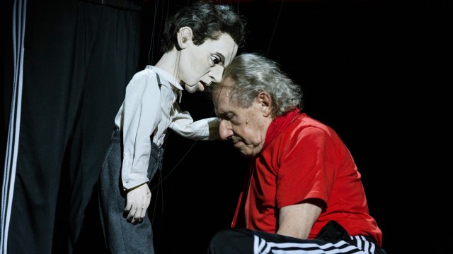 Theater: Ein weltgeplagter Ernst Toller (Walter Hess) lässt sich von einer Marionette trösten.