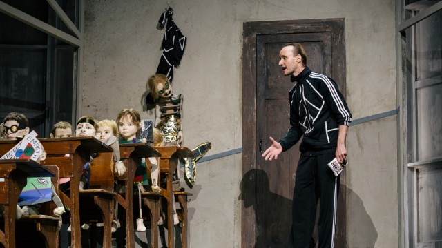 Theater: Der kleine Ernst Toller lernt in der Schule, dass er seinem Lehrer (Sebastian Brandes) auch nicht alles glauben kann.