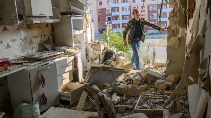 Bergkarabach: Ein Trümmerfeld: Ein Mann prüft in Bergkarabach die Schäden an der Wohnung des Nachbarn.