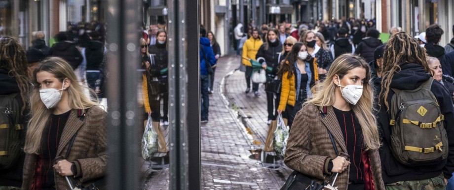 Niederlande: Menschen in einer Einkaufstraße in Amsterdam: Etwa 8000 Ansteckungen am Tag haben die Niederlande derzeit.