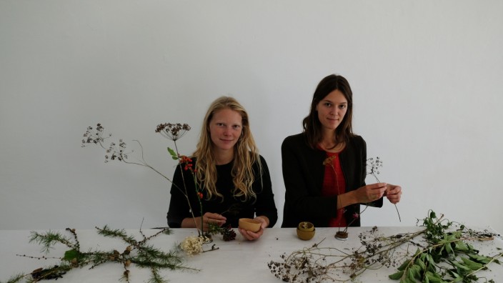 Kommen und Gehen: Die geheime Sprache der Blumen: Anne Büscher (links) und Sanne Vaassen befassen sich in ihrer Kunstaktion mit der Symbolik der Pflanzen.