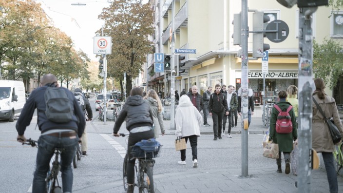 Maxvorstadt: Enges Gewusel: Der Bezirksausschuss sieht die Augustenstraße als Problem - und forderte bisher vergeblich ein Gestaltungskonzept.
