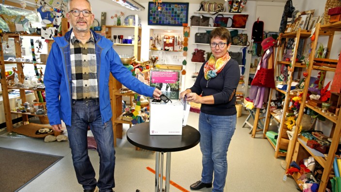 Wolfratshausen: Reycyclen statt wegwerfen: Initiator Peter Lobenstein und Welt-Laden-Betreiberin Ruth Kohlhepp mit der neuen Sammelbox für Handys.
