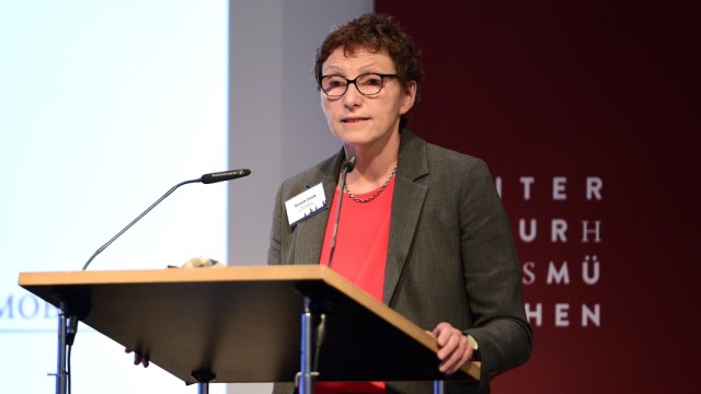 Beatrix Zurek bei Podiumsdiskussion zum Thema Wohnen und Mieten in München, 2019