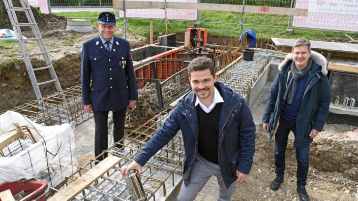 An diesem Wochenende: Im Oktober vor zwei Jahren legte Emmerings Bürgermeister Stefan Floerecke (im Vordergrund) den Grundstein zum neuen Feuerwehrhaus.
